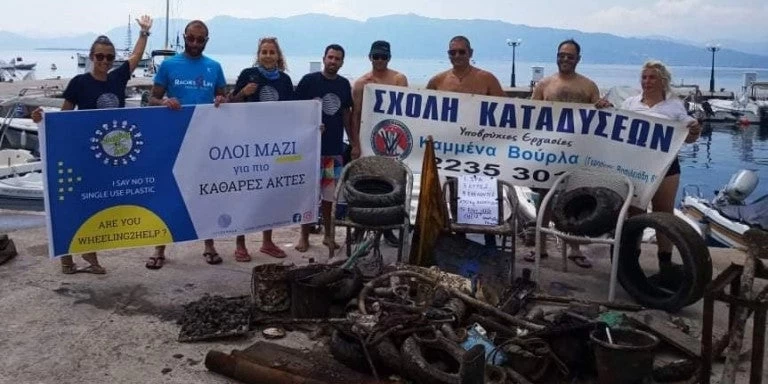 Αποκαρδιωτικές εικόνες στη Φθιώτιδα – Εβγαλαν 250 κιλά σκουπίδια από τη θάλασσα σε μία ώρα (εικόνες)